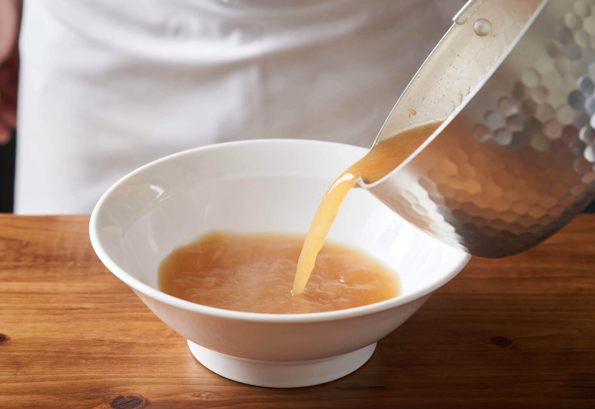 スープを器に注いでいる写真